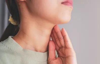 Vrouw met hand op haar keel