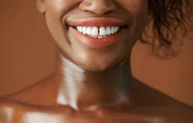 Lachende vrouw met lippen