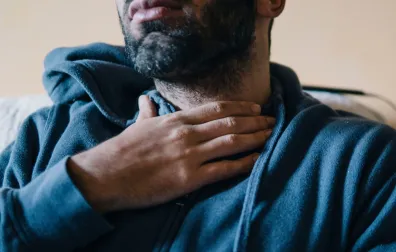 Man houdt hand op keel