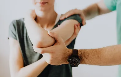 Vrouwe beweegt haar arm, spieren en gewrichten