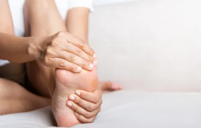 Handen die een voet vasthouden