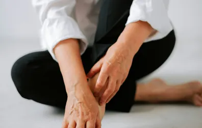 Vrouw zit op de grond refereert naar de overgang