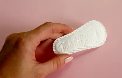 Hand houdt inlegkruisje vast