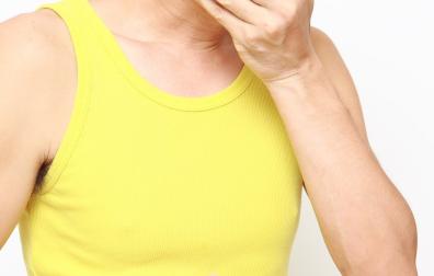 Man met hand voor de mond