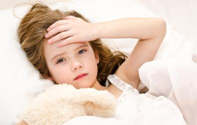 Ziek meisje ligt in bed