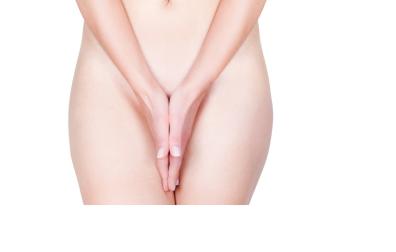 Vrouw met handen voor vagina