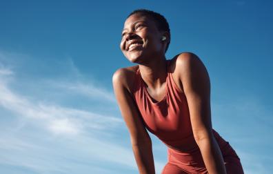 Vrouw energiek en blij na hardlopen