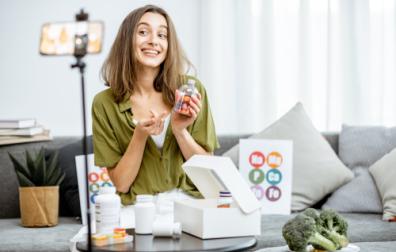 Influencer prijst zelfzorgproducten aan