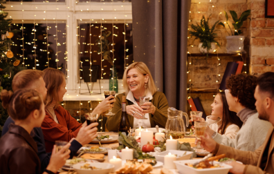 Familie zit aan Kerstdiner