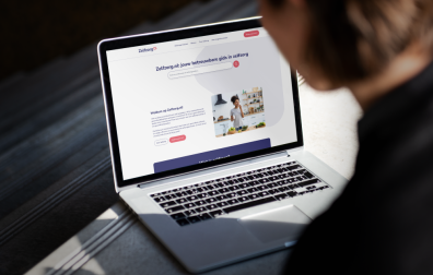 Een laptop staat open en toont Zelfzorg.nl