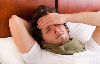 Man ligt ziek in bed