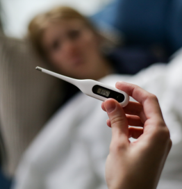 Hand houdt thermometer vast