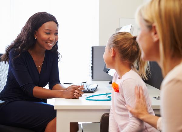 Huisarts met moeder en kind