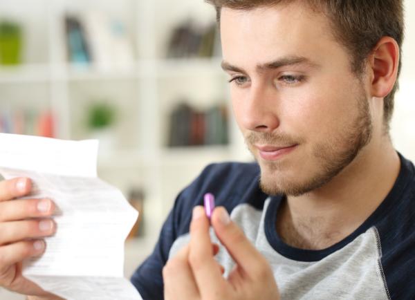 Man leest bijsluiter