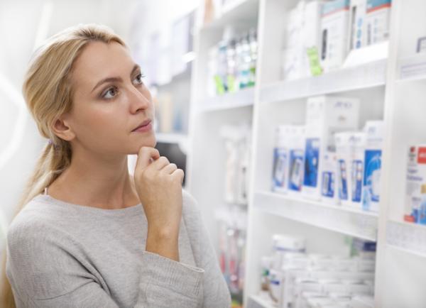 Vrouw staat voor schap met zelfzorgproducten