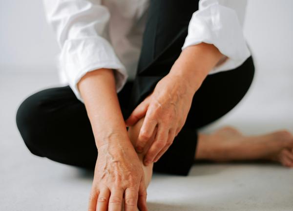 Zittende vrouw van middelbare leeftijd