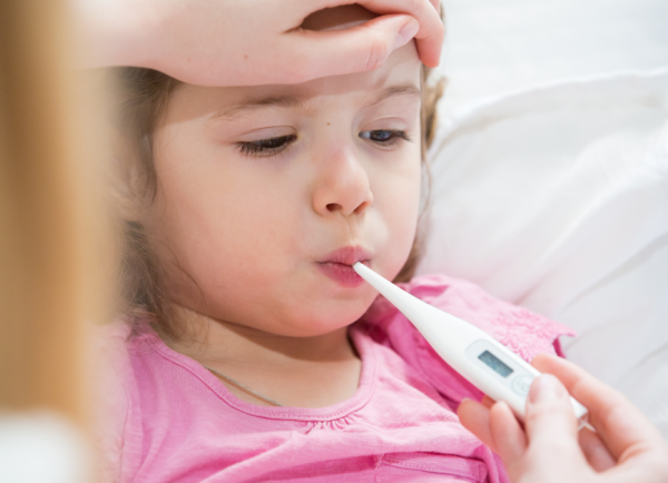 Kind met thermometer in de mond